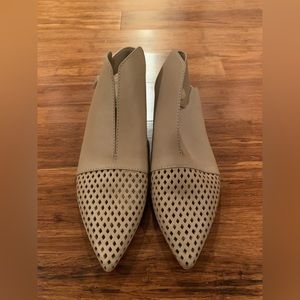 New sz 7 Mercedes Castillo ,no damage ,Tan color. Without the box.